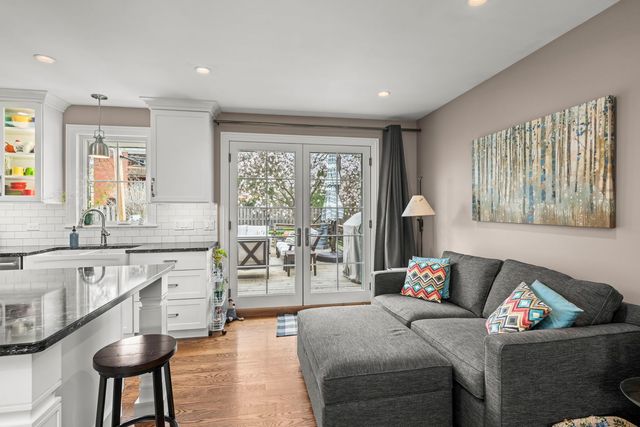 444 S Gibbons Avenue, Arlington Heights, IL 60004