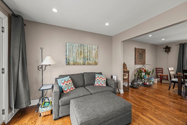 444 S Gibbons Avenue, Arlington Heights, IL 60004