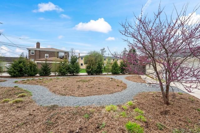 444 S Gibbons Avenue, Arlington Heights, IL 60004