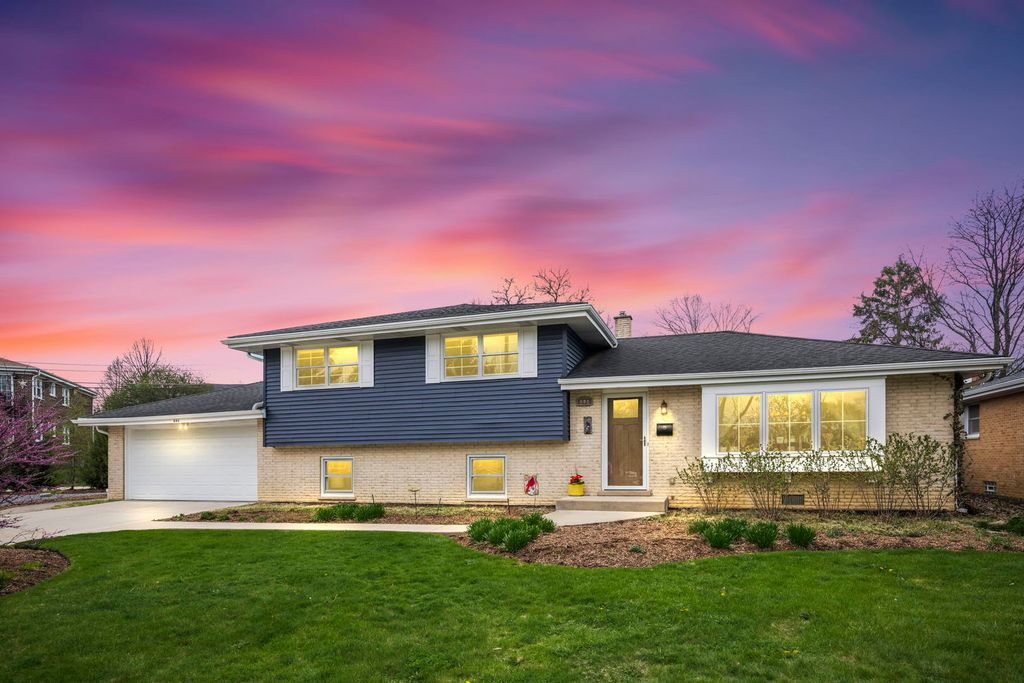 444 S Gibbons Avenue, Arlington Heights, IL 60004