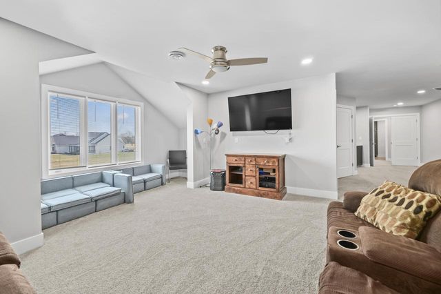 S101W33315 Genevieve DRIVE, Mukwonago, WI 53149