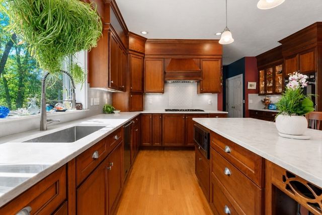 69 Nixon Rd, Framingham, MA 01701