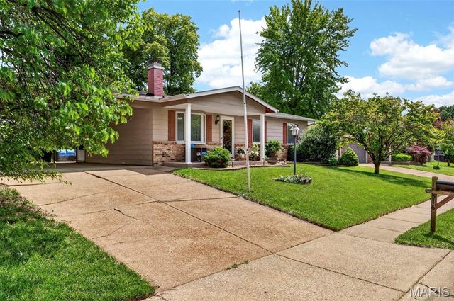 516 Crestview Lane, St Charles, MO 63301