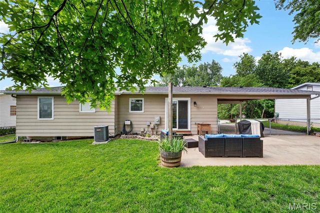 516 Crestview Lane, St Charles, MO 63301