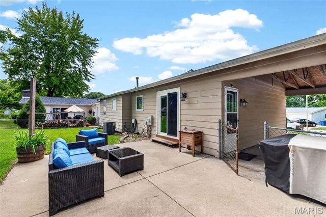 516 Crestview Lane, St Charles, MO 63301