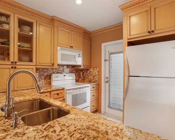 3501 NW 47th Ave 503, Lauderdale Lakes, FL 33319