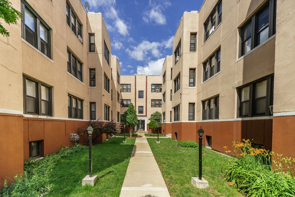 4206 N Pulaski Road 2W, Chicago, IL 60641