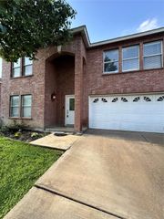 203 Kissimmee Drive, Arlington, TX 76002