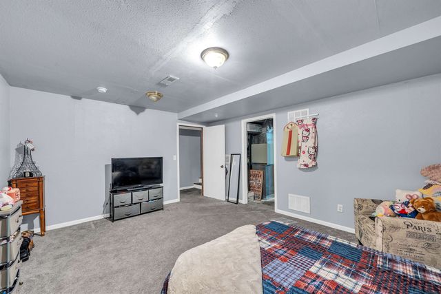 210 Hymer Dr, Sedgwick, KS 67135