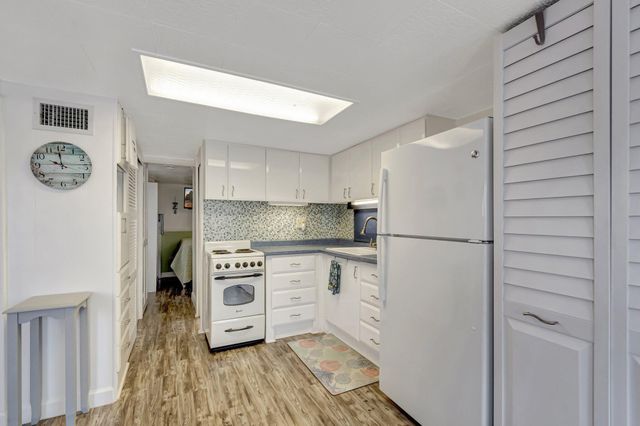 18 Juniper Drive J, Briny Breezes, FL 33435