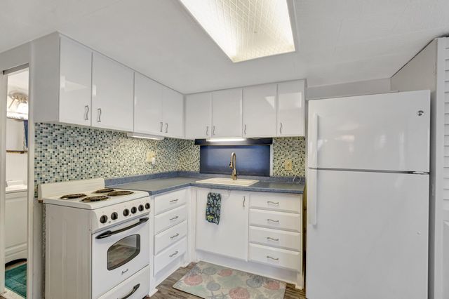 18 Juniper Drive J, Briny Breezes, FL 33435