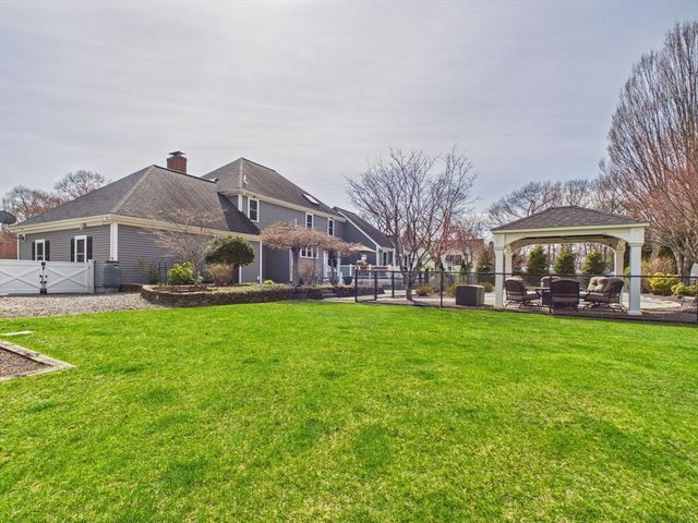 300 Country Hill Dr, Dighton, MA 02764