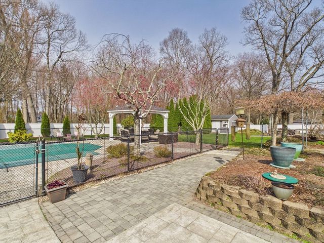 300 Country Hill Dr, Dighton, MA 02764