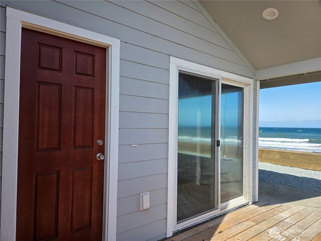 2629 W Beach Road, Oak Harbor, WA 98277