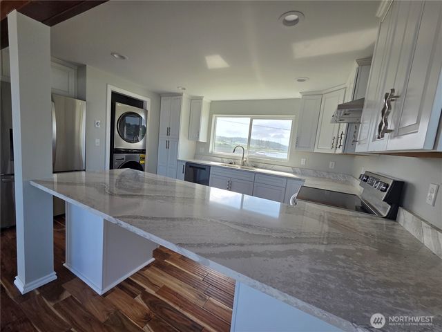 2629 W Beach Road, Oak Harbor, WA 98277