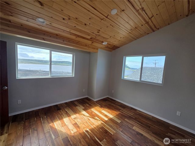2629 W Beach Road, Oak Harbor, WA 98277