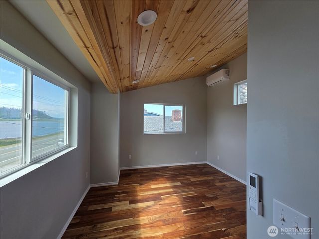 2629 W Beach Road, Oak Harbor, WA 98277