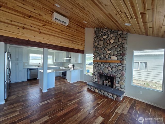 2629 W Beach Road, Oak Harbor, WA 98277