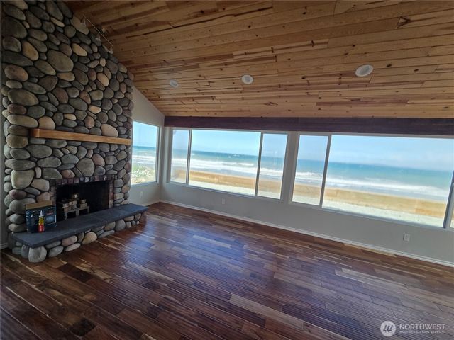 2629 W Beach Road, Oak Harbor, WA 98277