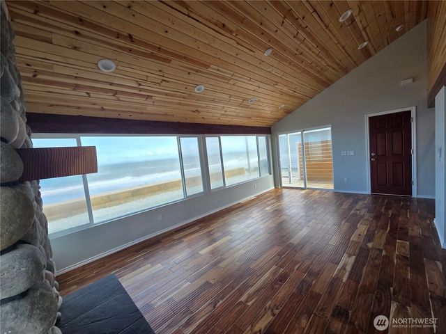 2629 W Beach Road, Oak Harbor, WA 98277