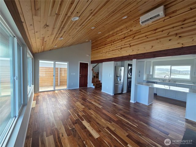 2629 W Beach Road, Oak Harbor, WA 98277