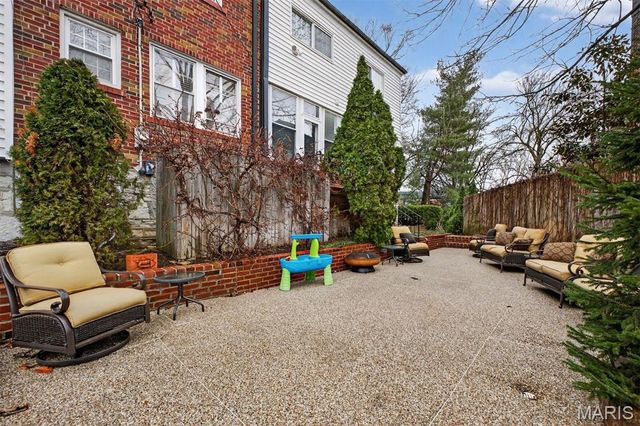 23 Rio Vista Drive, Ladue, MO 63124