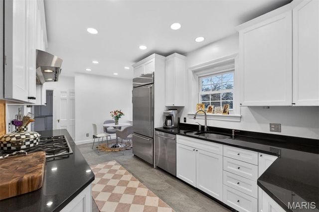 23 Rio Vista Drive, Ladue, MO 63124