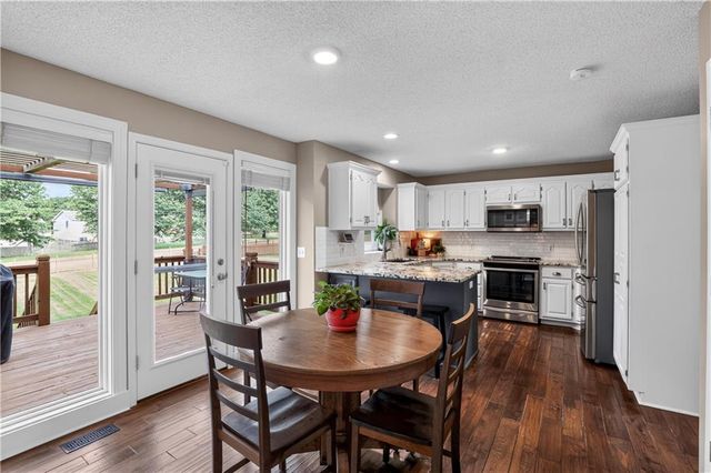 11008 N Farley Avenue, Kansas City, MO 64157