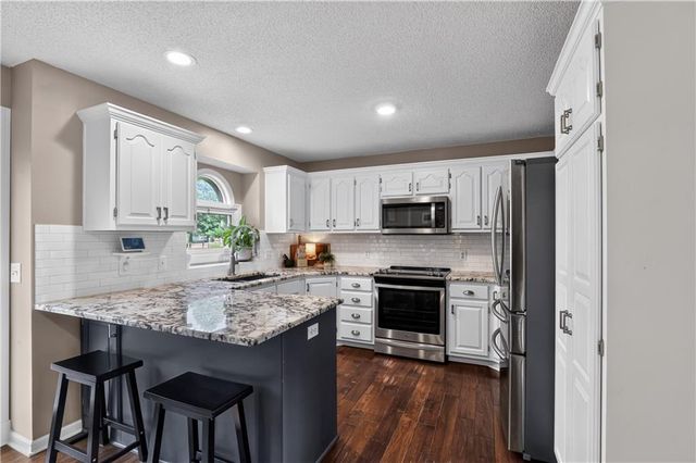 11008 N Farley Avenue, Kansas City, MO 64157