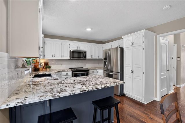11008 N Farley Avenue, Kansas City, MO 64157
