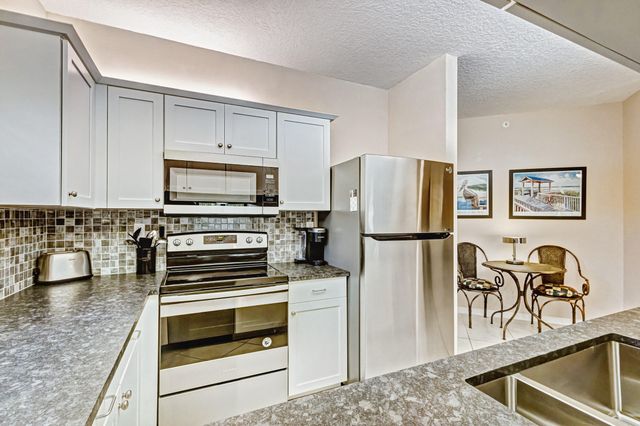 200 Uno Lago Drive 105, Juno Beach, FL 33408