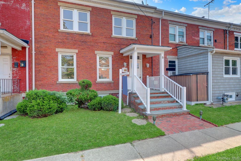 5 Columbia Street, Farmingdale, NY 11735