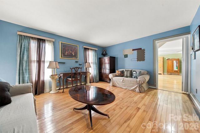 4131 Wandering Lane NE, Hickory, NC 28601