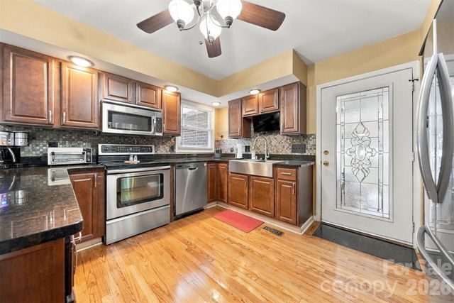 4131 Wandering Lane NE, Hickory, NC 28601