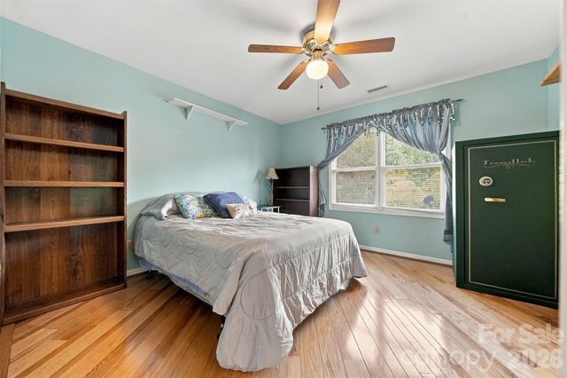 4131 Wandering Lane NE, Hickory, NC 28601