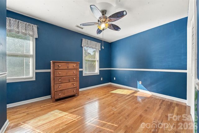 4131 Wandering Lane NE, Hickory, NC 28601