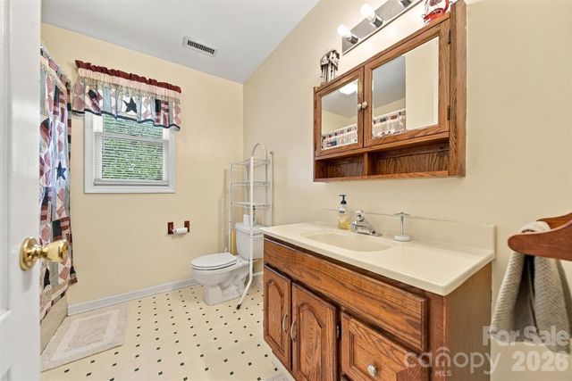 4131 Wandering Lane NE, Hickory, NC 28601