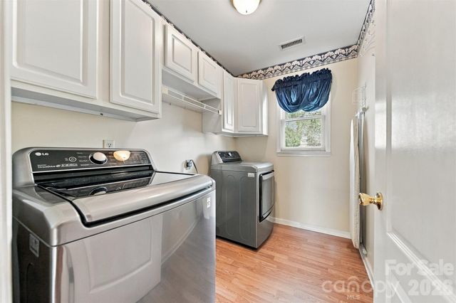 4131 Wandering Lane NE, Hickory, NC 28601