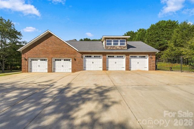 4131 Wandering Lane NE, Hickory, NC 28601