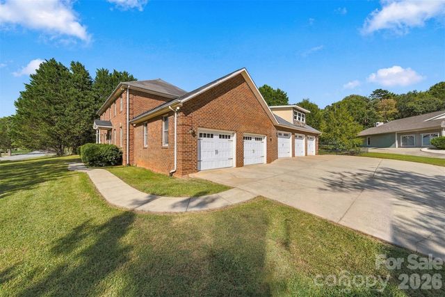 4131 Wandering Lane NE, Hickory, NC 28601