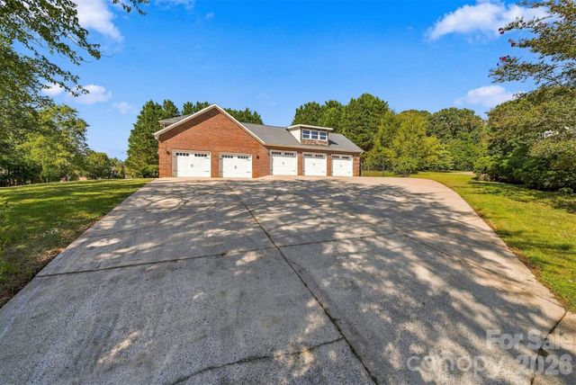 4131 Wandering Lane NE, Hickory, NC 28601