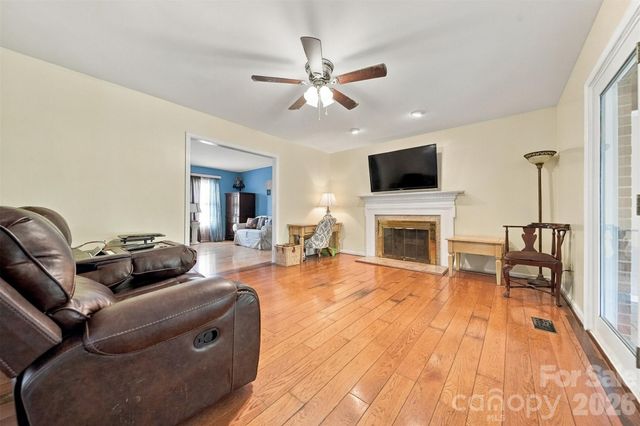 4131 Wandering Lane NE, Hickory, NC 28601