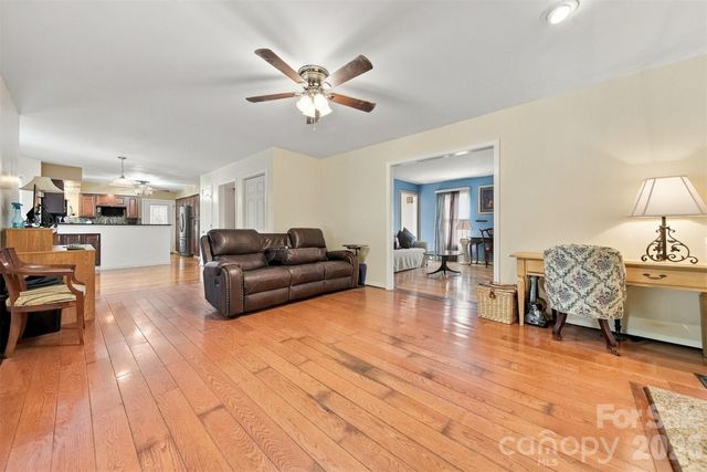 4131 Wandering Lane NE, Hickory, NC 28601