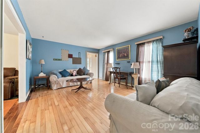 4131 Wandering Lane NE, Hickory, NC 28601