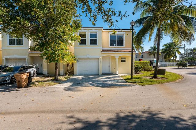 1001 SW 15th St, Deerfield Beach, FL 33441