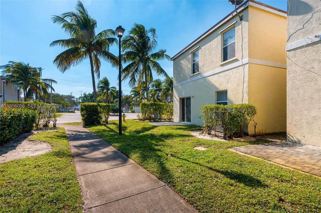 Image 23 of property listing at 1001 SW 15th St, Deerfield Beach, FL 33441