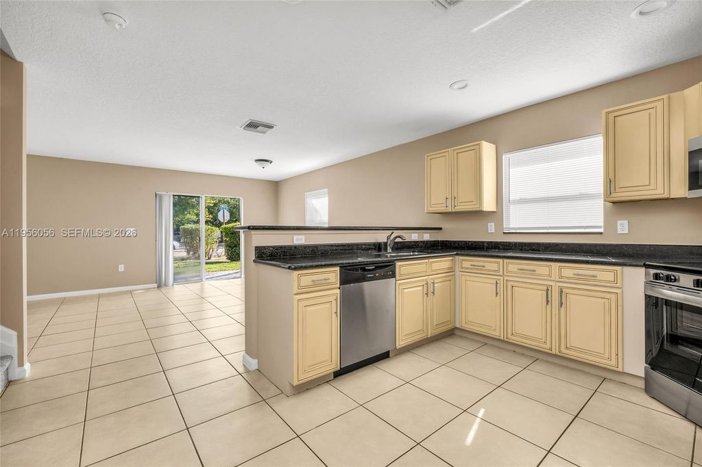 Image 3 of property listing at 1001 SW 15th St, Deerfield Beach, FL 33441