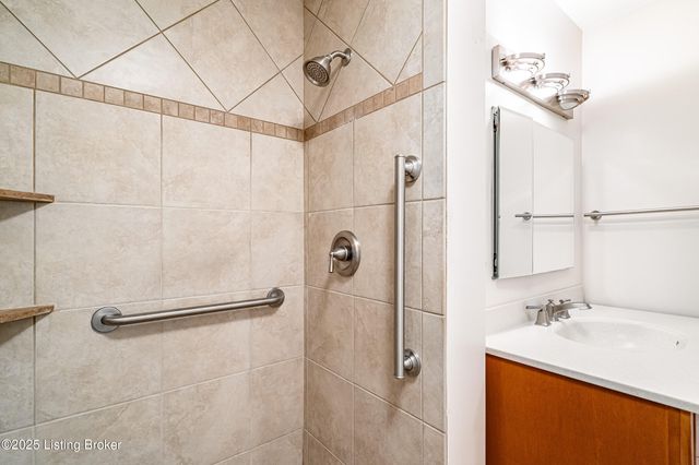 2316 Stannye Dr, Louisville, KY 40222