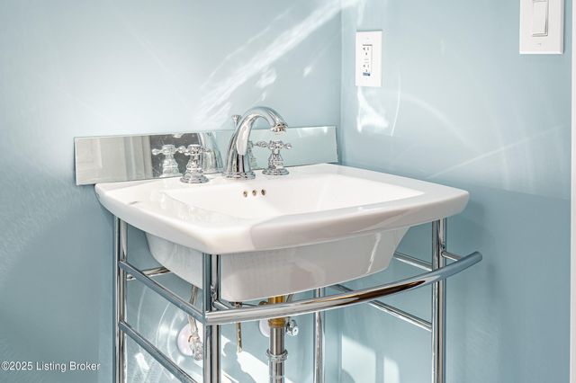 2316 Stannye Dr, Louisville, KY 40222