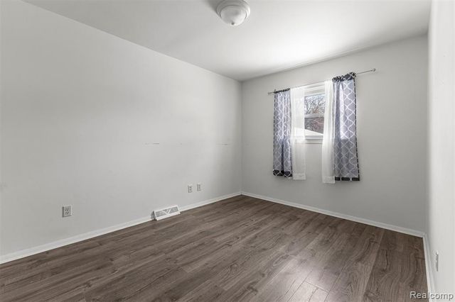 4421 Edgewood Street, Dearborn Heights, MI 48125